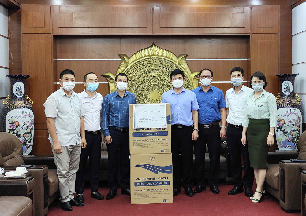 Công ty CP hợp tác đầu tư An Bình trao tặng thành phố Uông Bí 50.000 khẩu trang y tế